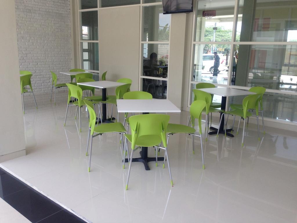Rumah Cassa Guest House Surabaya Luaran gambar