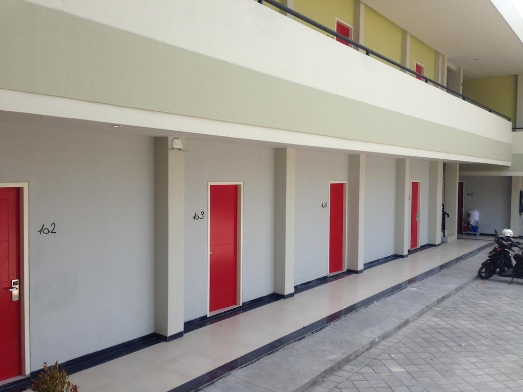 Rumah Cassa Guest House Surabaya Luaran gambar