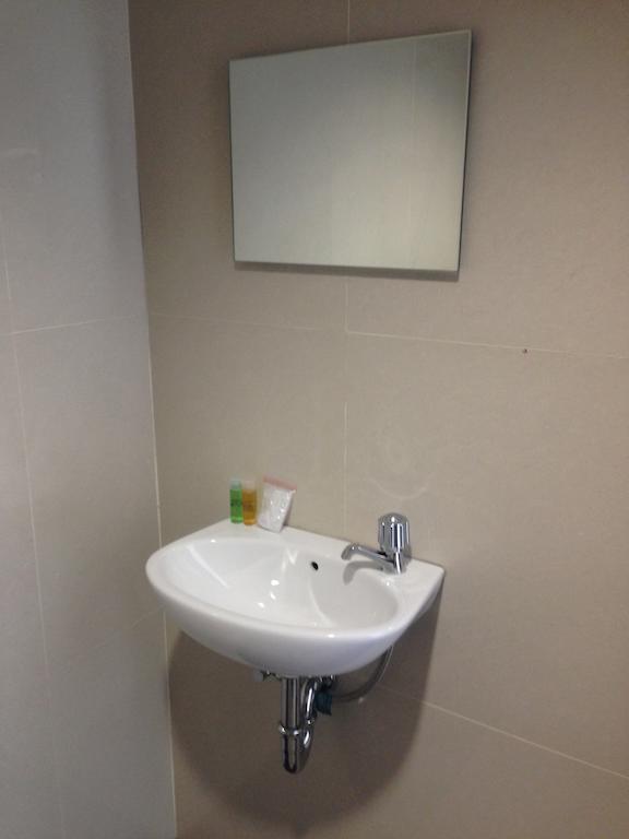 Rumah Cassa Guest House Surabaya Bilik gambar