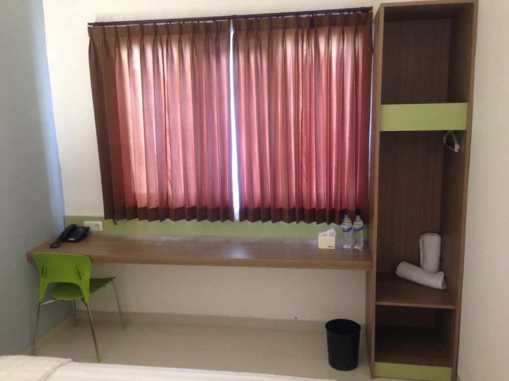 Rumah Cassa Guest House Surabaya Bilik gambar